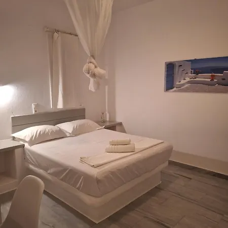 Kelly's Chrisi Akti (Paros)